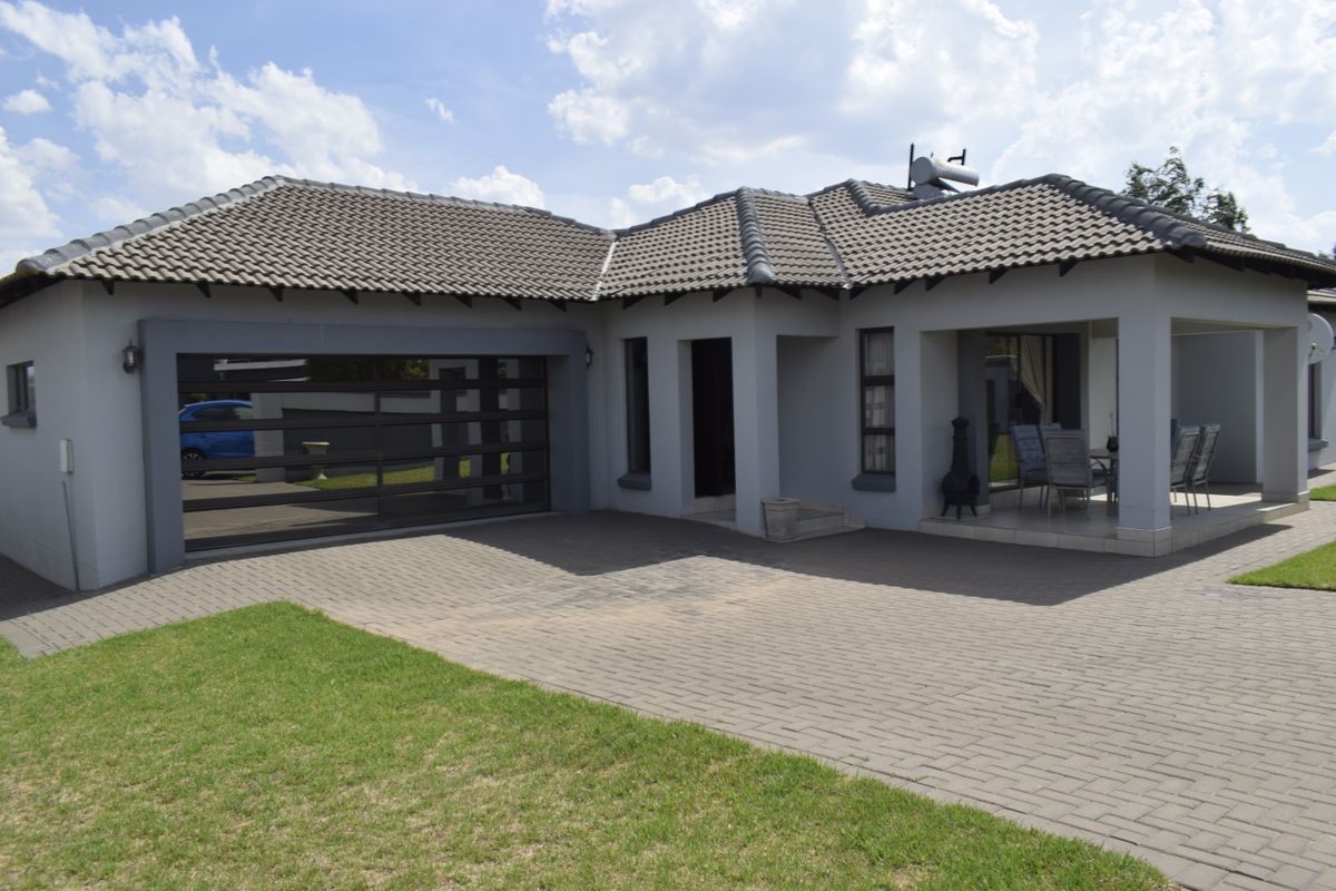 Modern 3 bedroom property for sale in Helderwyk. - Photo 2