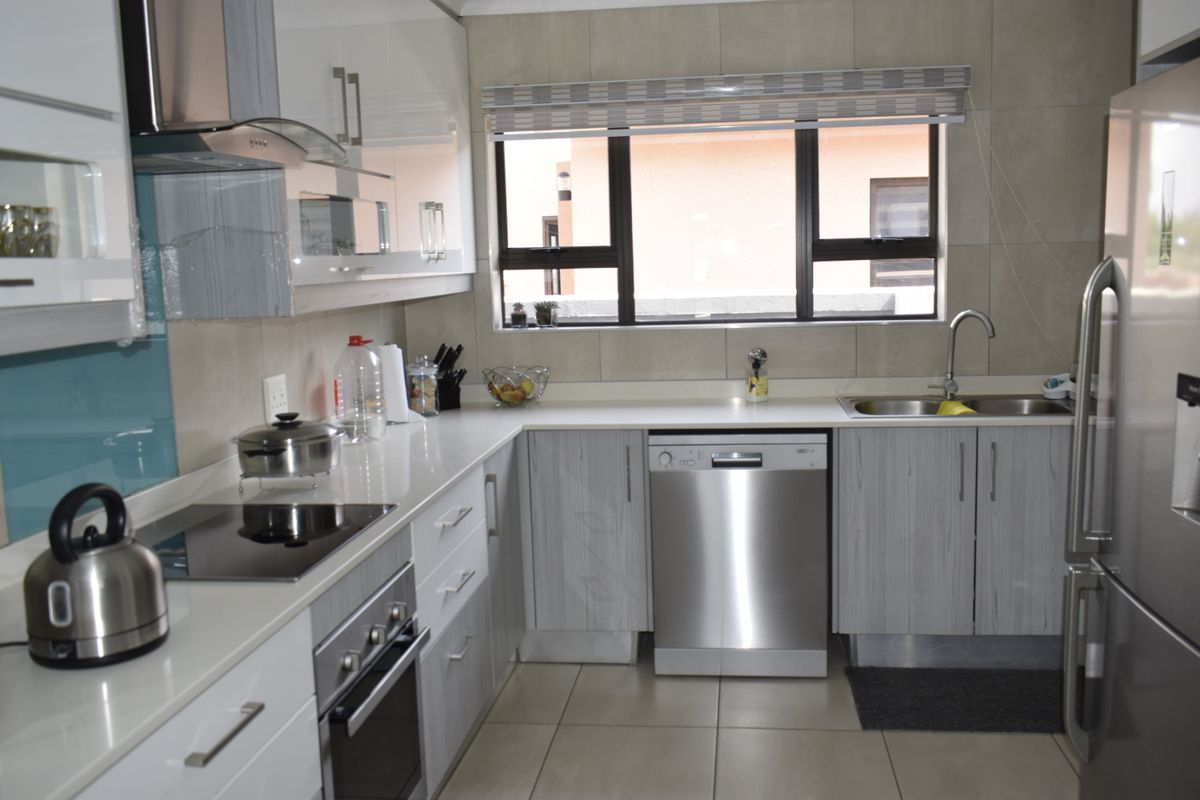 Modern 3 bedroom property for sale in Helderwyk. - Photo 5