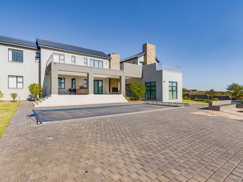 5-bedroom modern house for sale in the sought-after Blue Hills Equestrian - Photo 3