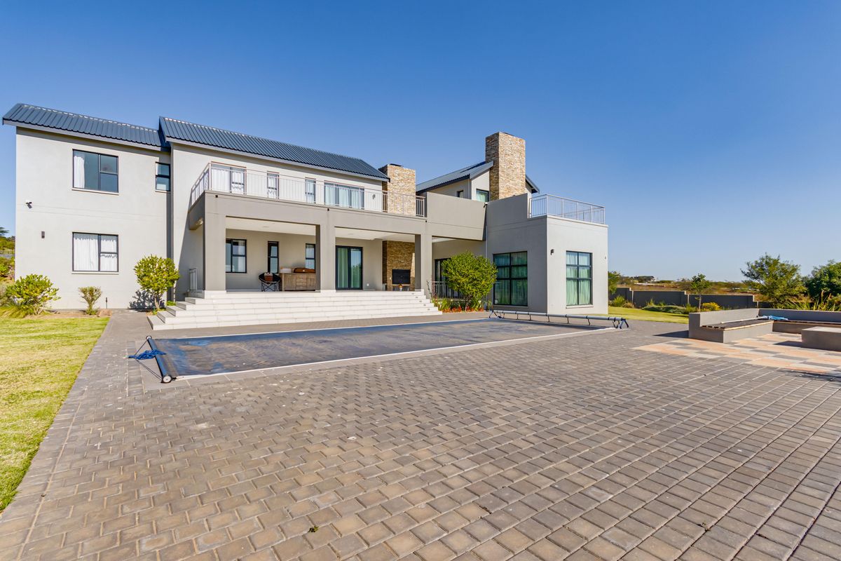 5-bedroom modern house for sale in the sought-after Blue Hills Equestrian - Photo 3