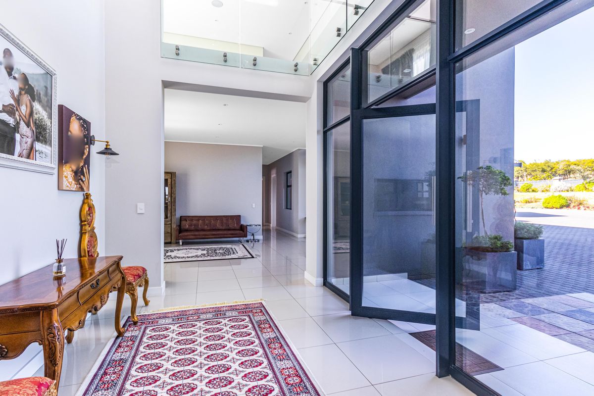 5-bedroom modern house for sale in the sought-after Blue Hills Equestrian - Photo 4