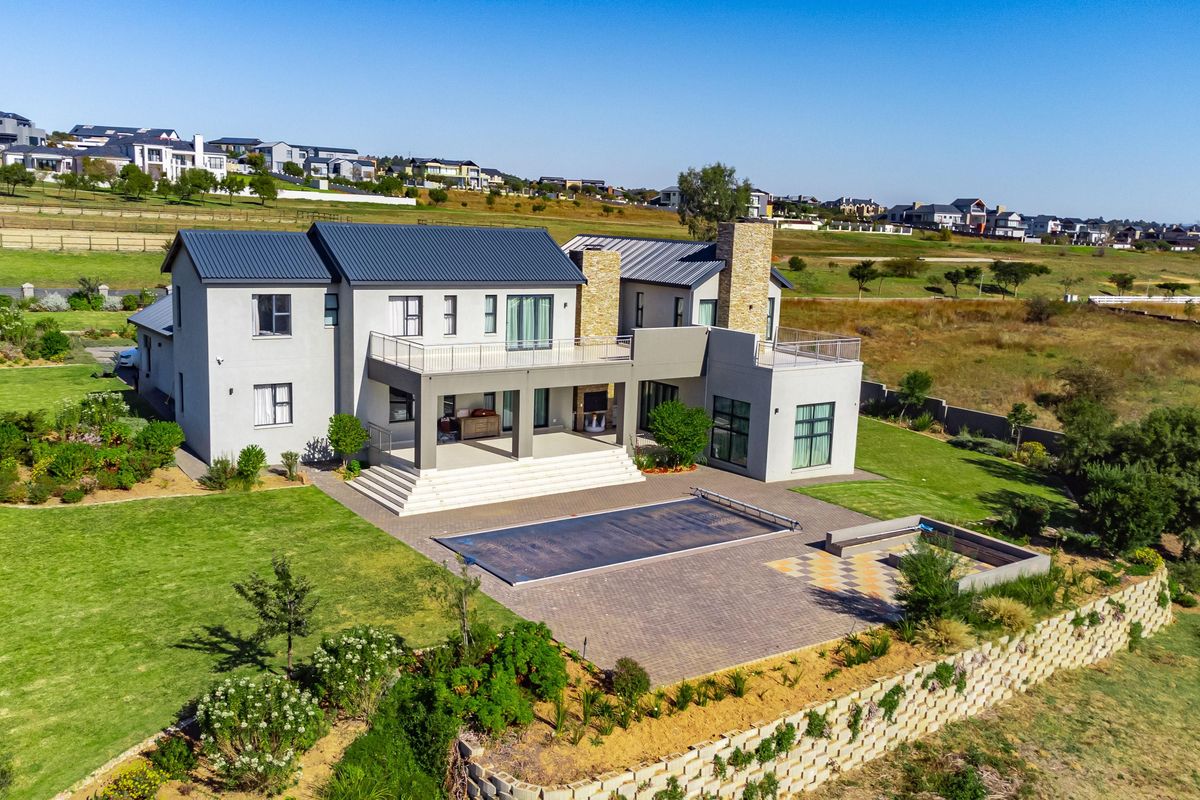 5-bedroom modern house for sale in the sought-after Blue Hills Equestrian - Photo 2