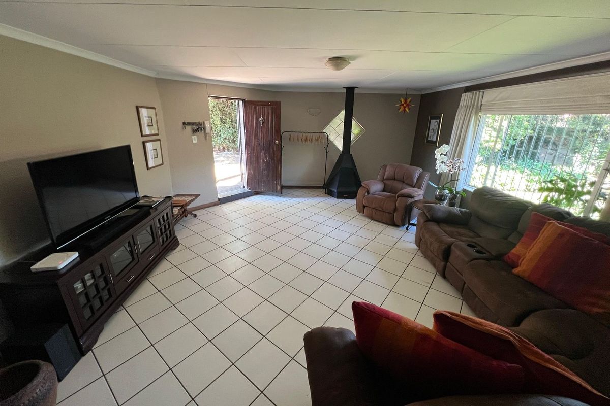 Spacious Family Home - Photo 3