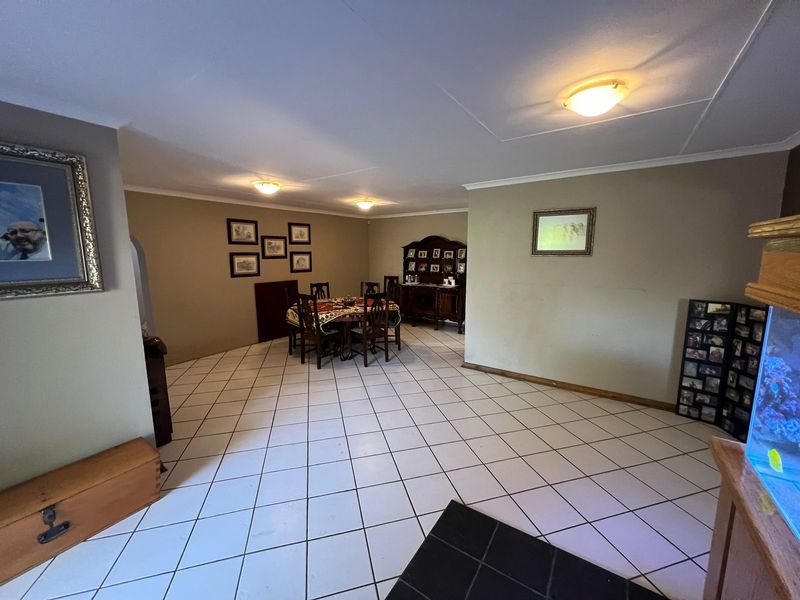 Spacious Family Home - Photo 5