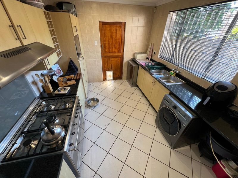 Spacious Family Home - Photo 9