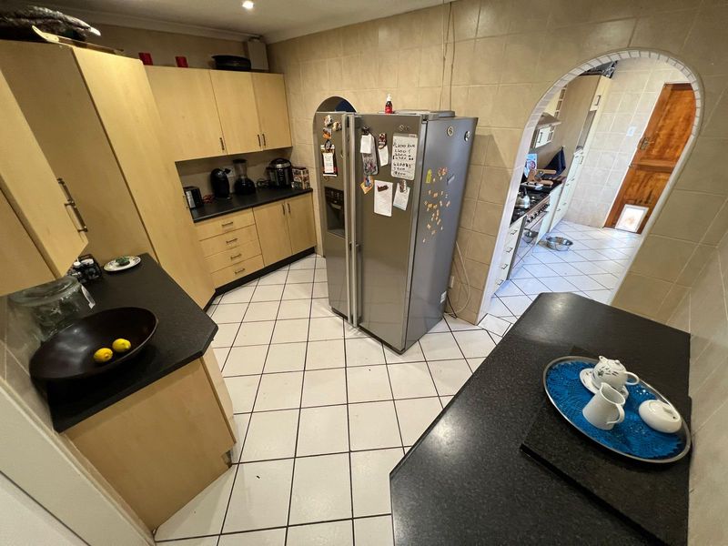 Spacious Family Home - Photo 7