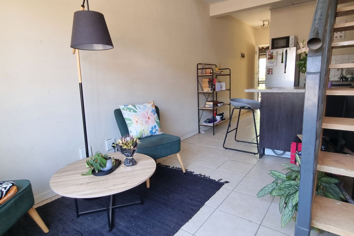 Very Spacious Loft Reduced to Sell Fast! - Photo 3