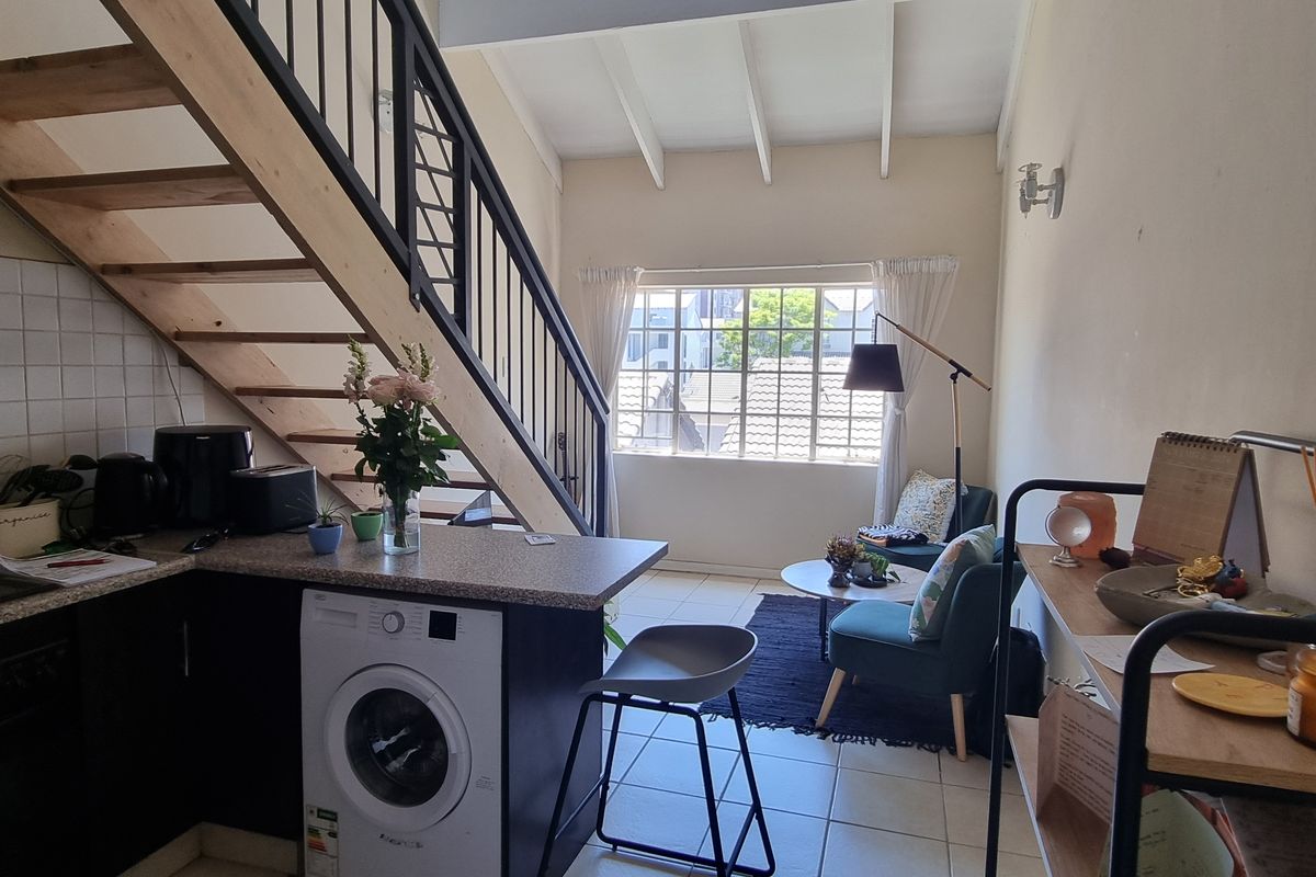 Very Spacious Loft Reduced to Sell Fast! - Photo 4