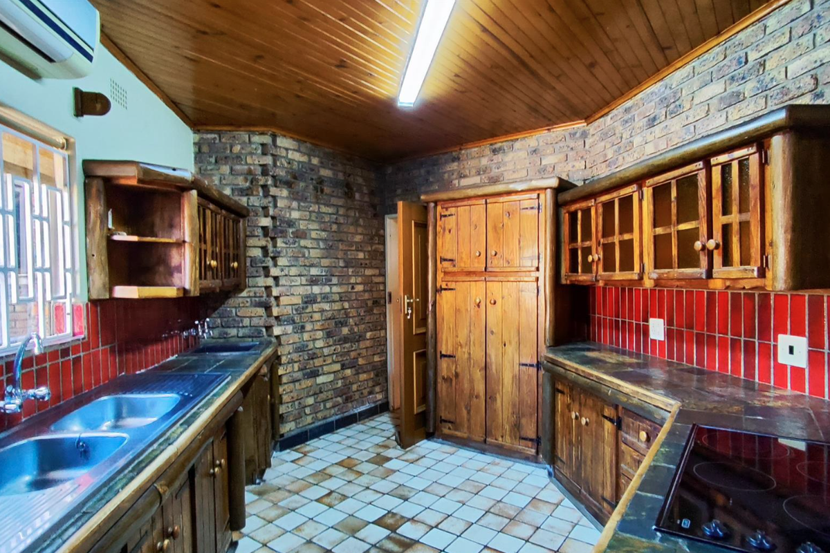 Prime property in Sunward Park - PRICE REDUCED - Photo 5