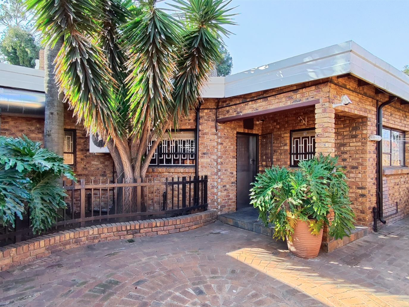 Prime property in Sunward Park - PRICE REDUCED - Photo 3