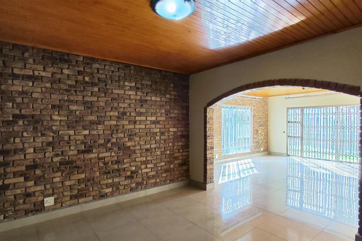 Prime property in Sunward Park - PRICE REDUCED - Photo 4