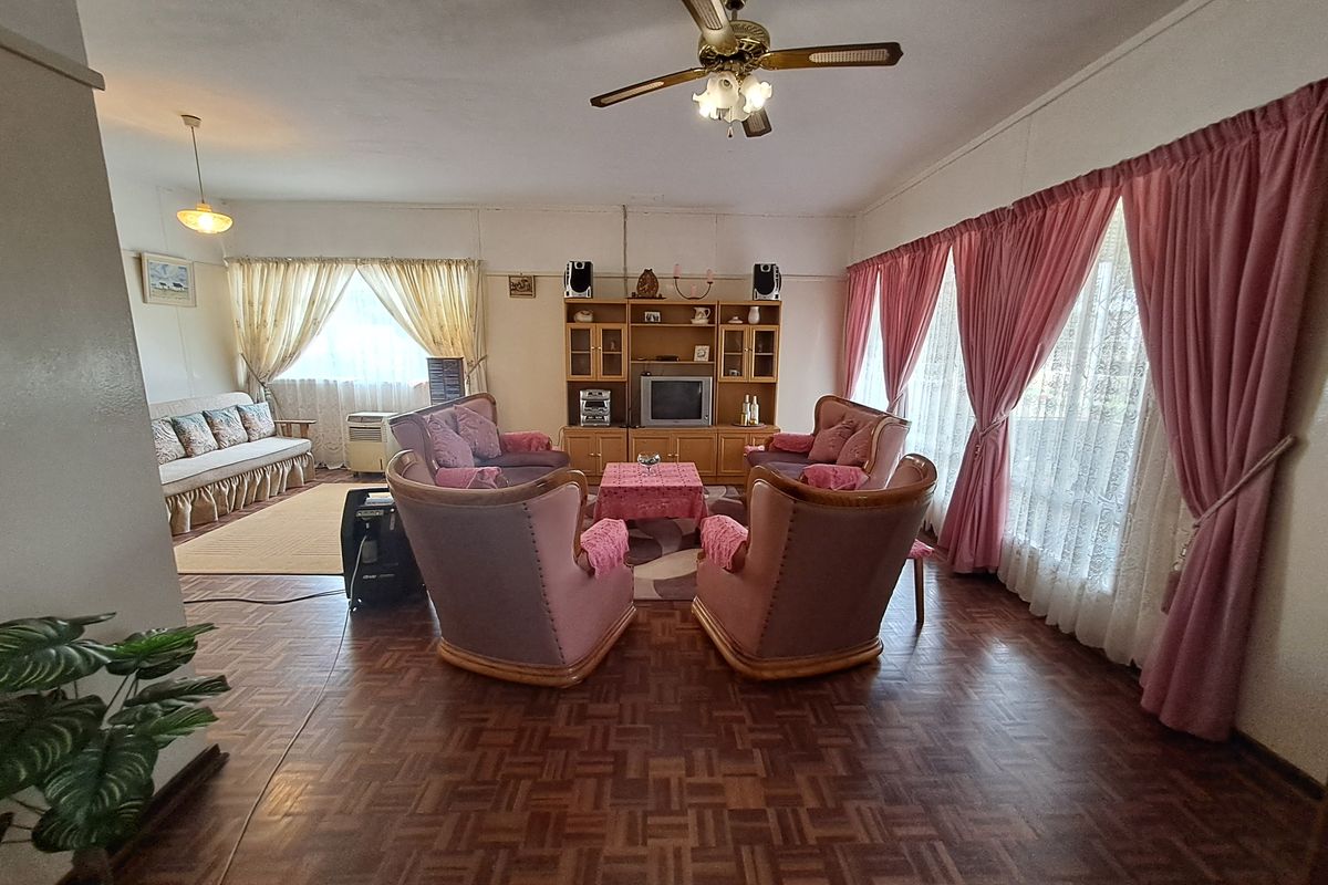 Spacious 4-Bedroom Home large Enclosed Entertainment Area – Ideal for Family Gatherings! - Photo 5