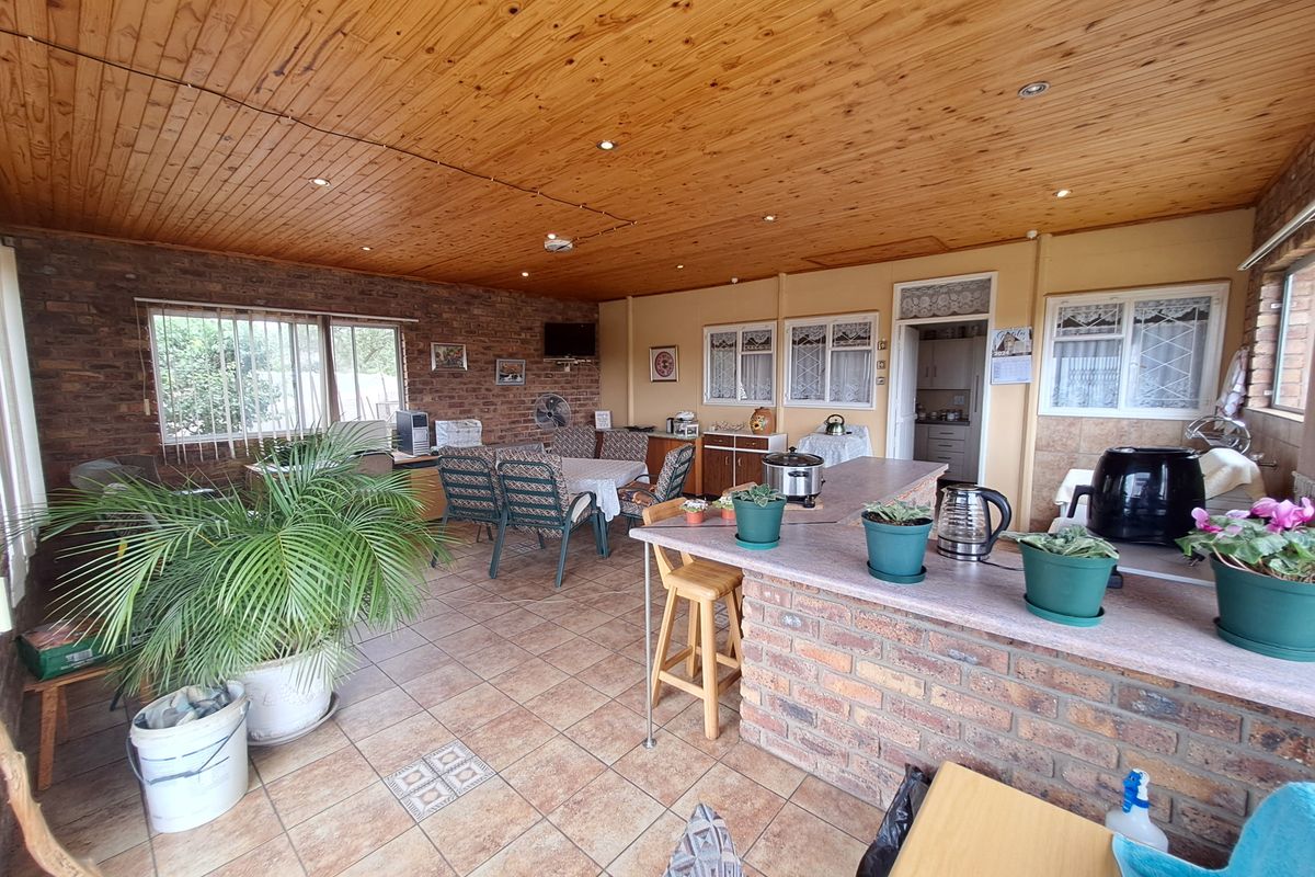 Spacious 4-Bedroom Home large Enclosed Entertainment Area – Ideal for Family Gatherings! - Photo 3