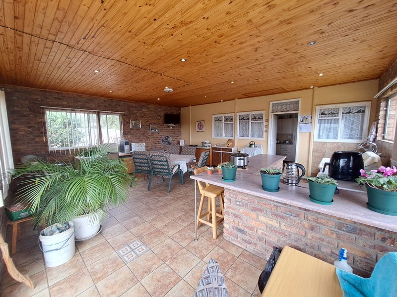 Spacious 4-Bedroom Home large Enclosed Entertainment Area – Ideal for Family Gatherings! - Photo 3