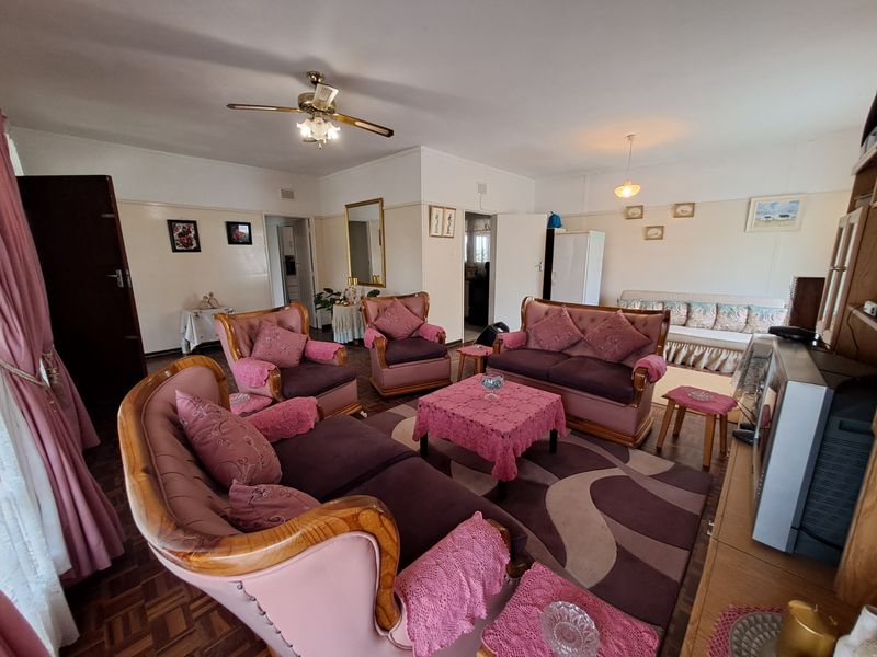 Spacious 4-Bedroom Home large Enclosed Entertainment Area – Ideal for Family Gatherings! - Photo 6