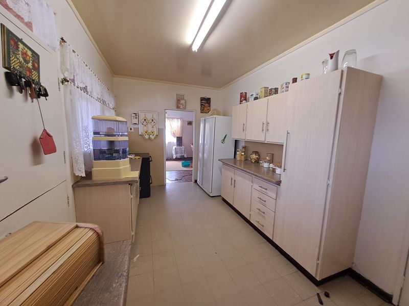 Spacious 4-Bedroom Home large Enclosed Entertainment Area – Ideal for Family Gatherings! - Photo 9