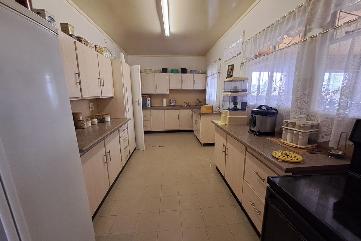 Spacious 4-Bedroom Home large Enclosed Entertainment Area – Ideal for Family Gatherings! - Photo 2