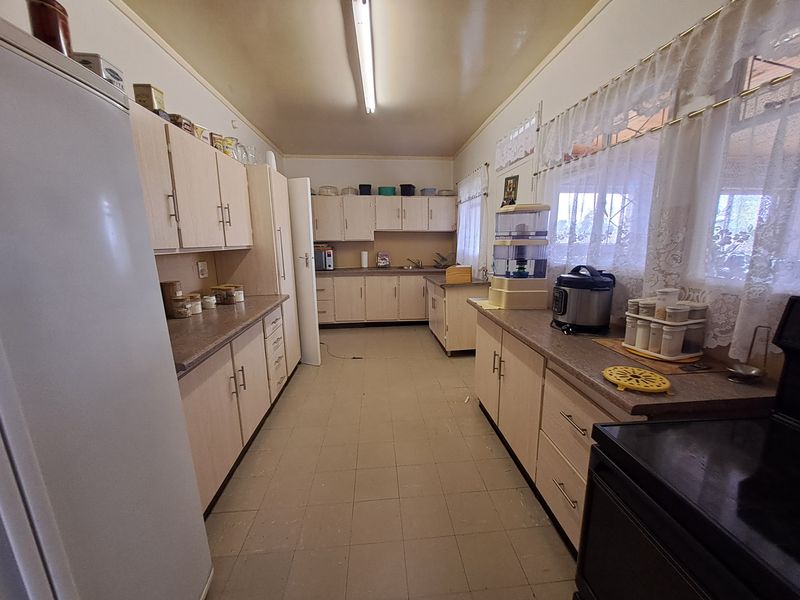 Spacious 4-Bedroom Home large Enclosed Entertainment Area – Ideal for Family Gatherings! - Photo 2