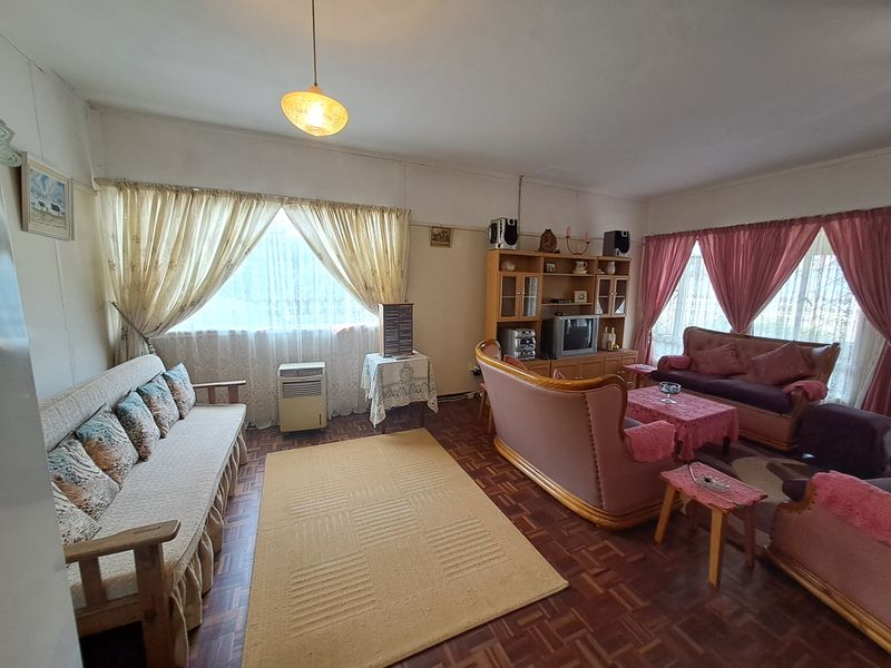 Spacious 4-Bedroom Home large Enclosed Entertainment Area – Ideal for Family Gatherings! - Photo 8