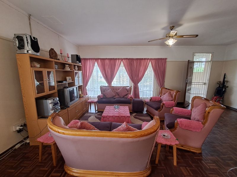 Spacious 4-Bedroom Home large Enclosed Entertainment Area – Ideal for Family Gatherings! - Photo 7