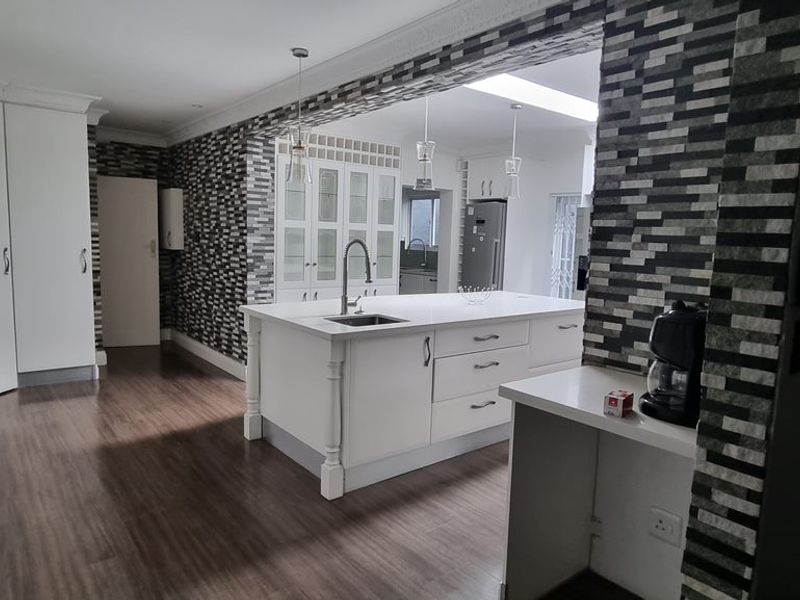 Harcourts Mercantile is thrilled to present your dream home in Nahoon Valley! - Photo 4