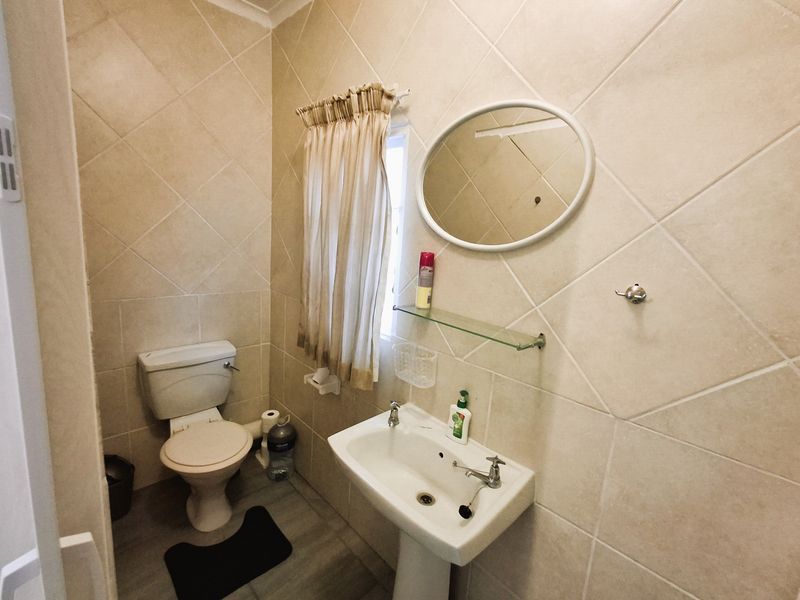 Cozy & Pristine Holiday Apartment for Sale – Walk to Uvongo Main Beach! - Photo 10