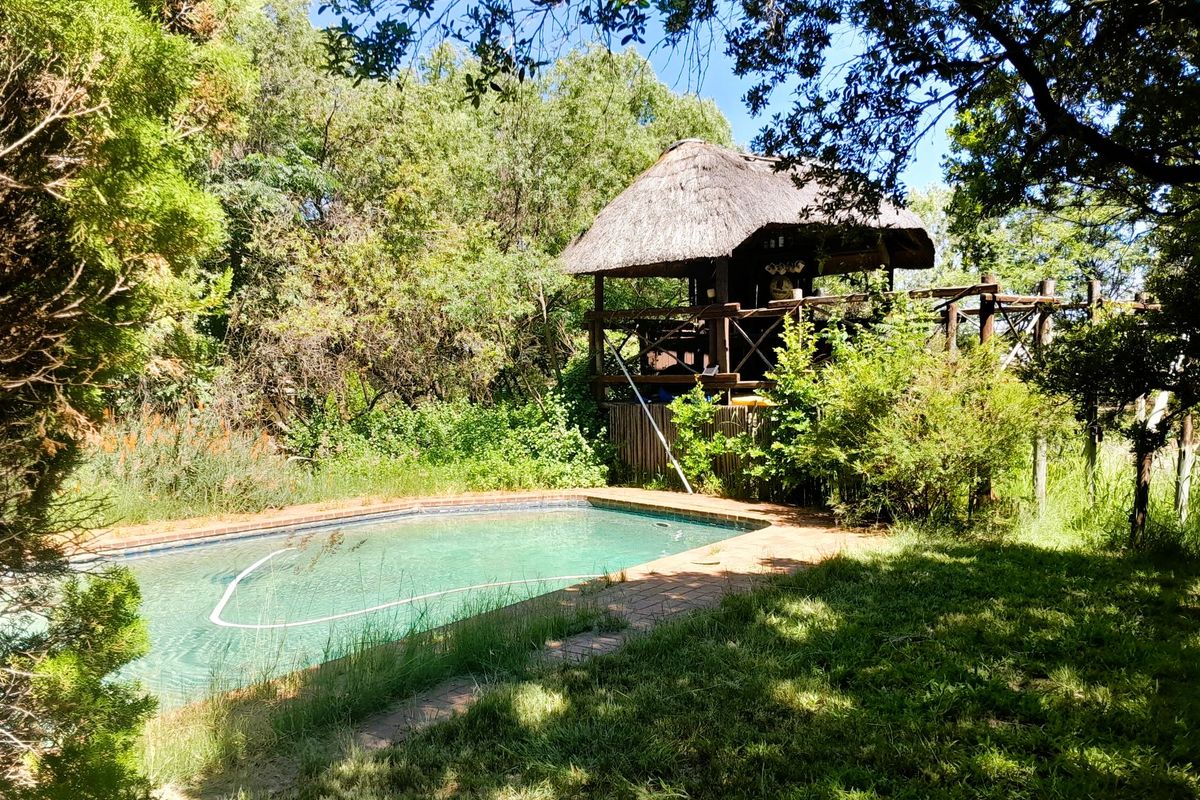 9900m2 Opportunity with Two Cottages and Pool - Photo 3