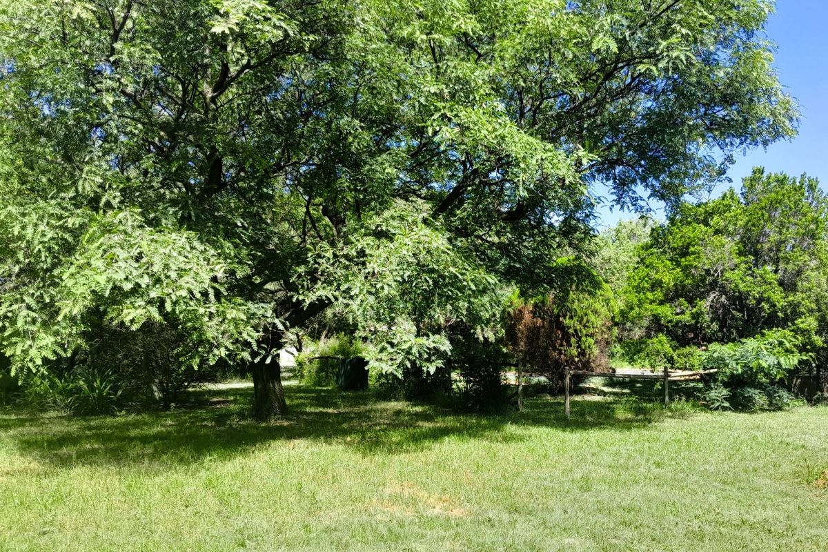 9900m2 Opportunity with Two Cottages and Pool - Photo 2