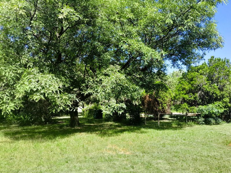 9900m2 Opportunity with Two Cottages and Pool - Photo 2