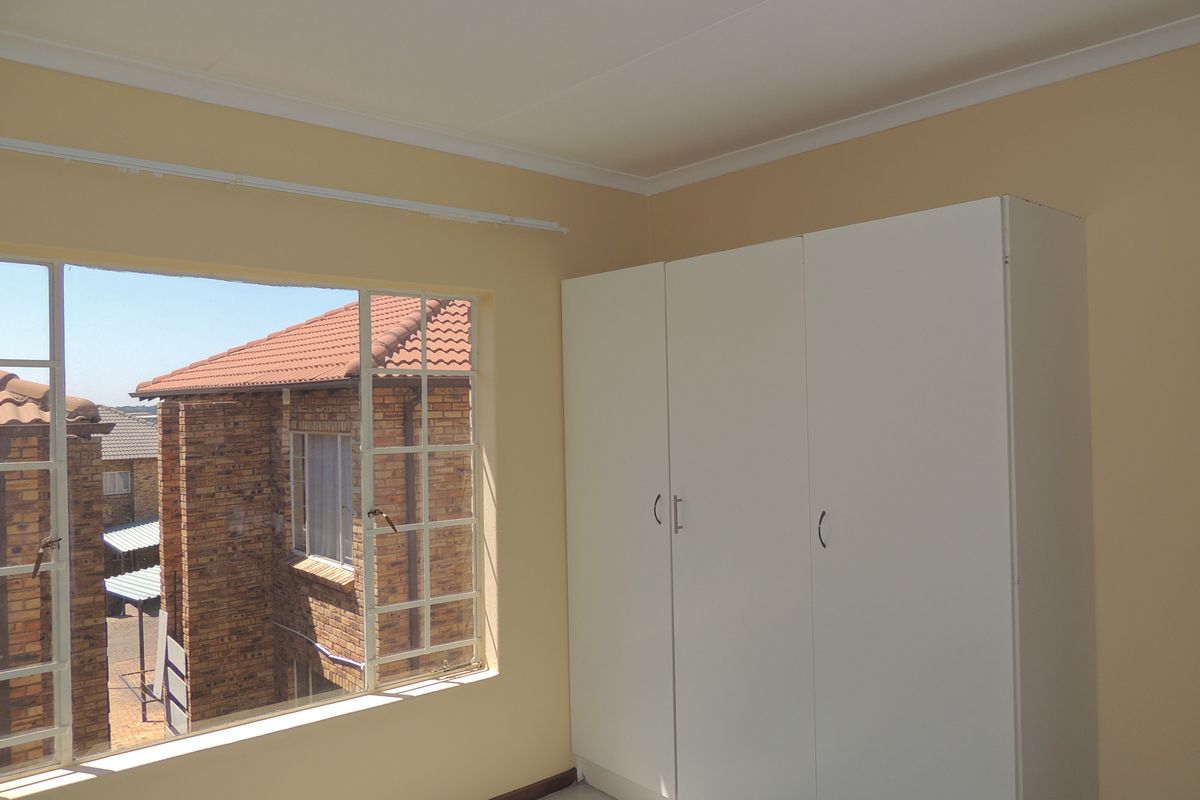 Stylish & Secure Facebrick Complex - Photo 4