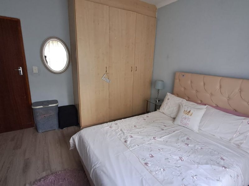 Stunning modern living with convenience and style awaits! - Photo 10