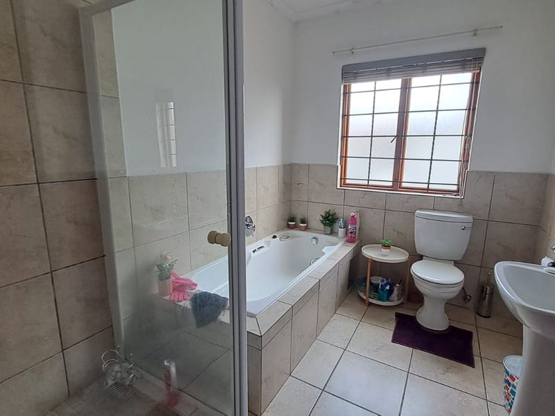 Stunning modern living with convenience and style awaits! - Photo 9