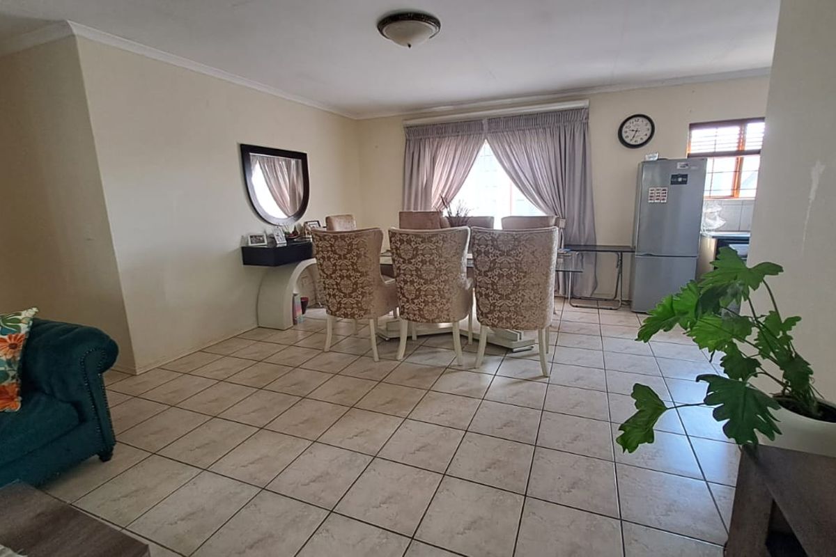 Stunning modern living with convenience and style awaits! - Photo 3