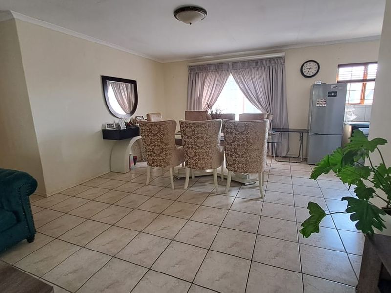 Stunning modern living with convenience and style awaits! - Photo 3