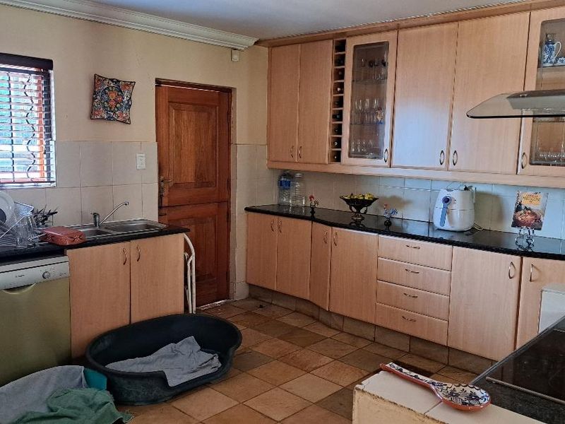 A RESIDENCE OF DISTINCTION â BORDERING PRESTIGIOUS BEDFORDVIEW - Photo 8