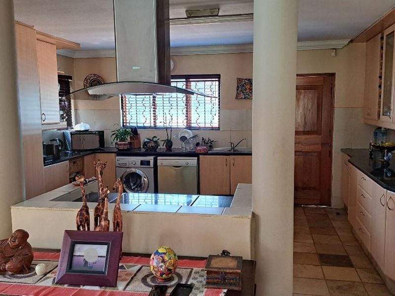 A RESIDENCE OF DISTINCTION â BORDERING PRESTIGIOUS BEDFORDVIEW - Photo 6