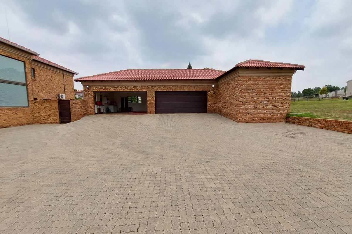 Riverside Paradise: Luxury Estate for sale - Photo 2