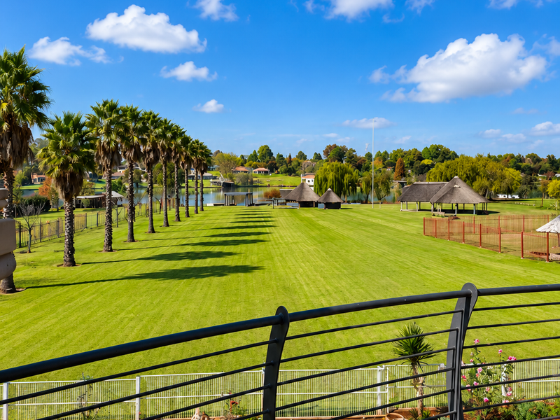Riverside Paradise: Luxury Estate for sale - Photo 2