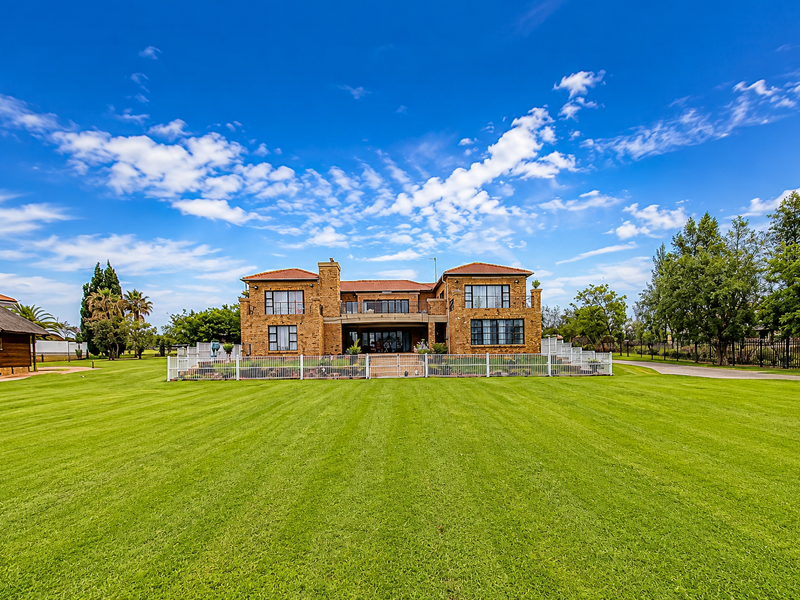 Riverside Paradise: Luxury Estate for sale