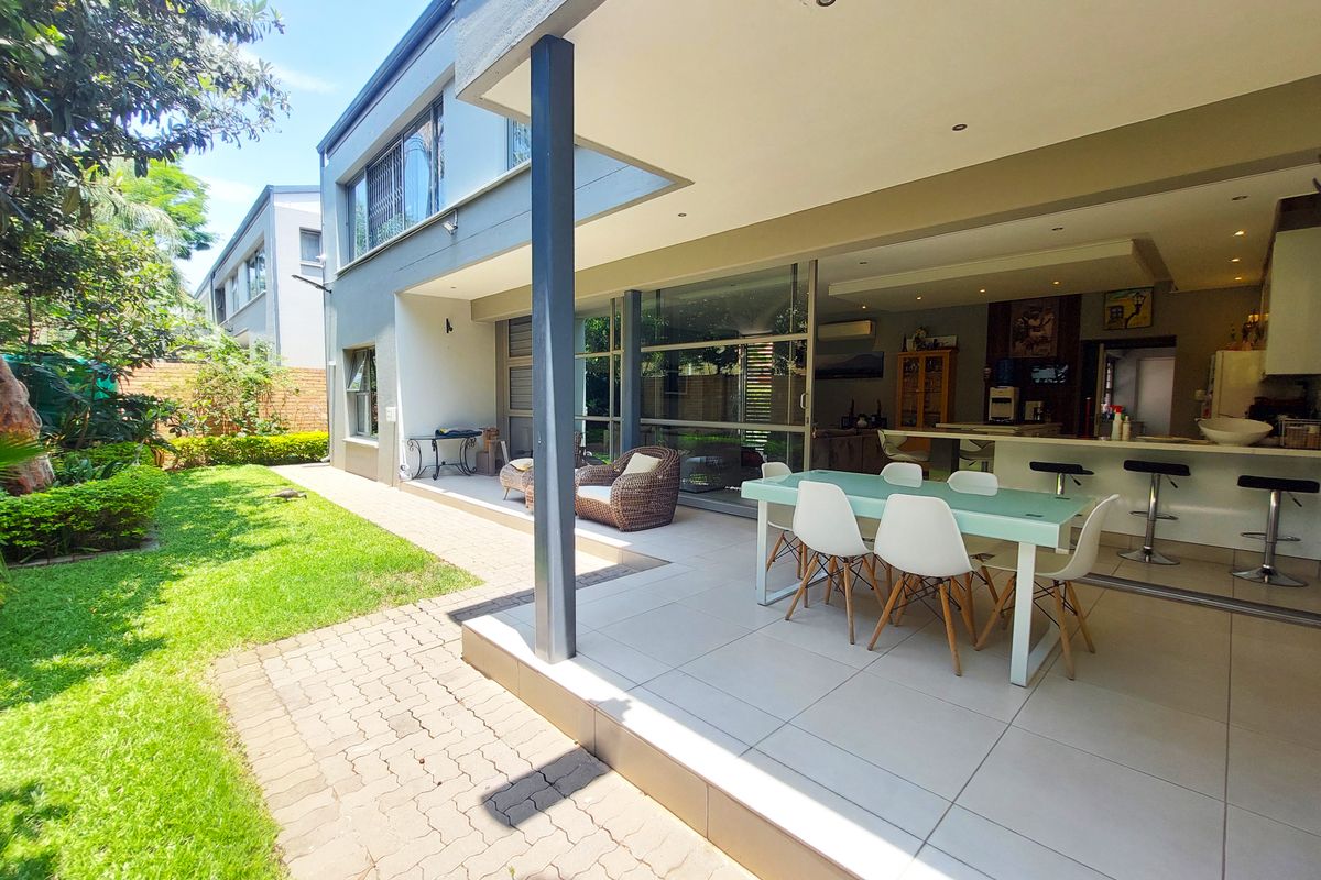 Living life in stunning lock up and go plus flatlet - Photo 4