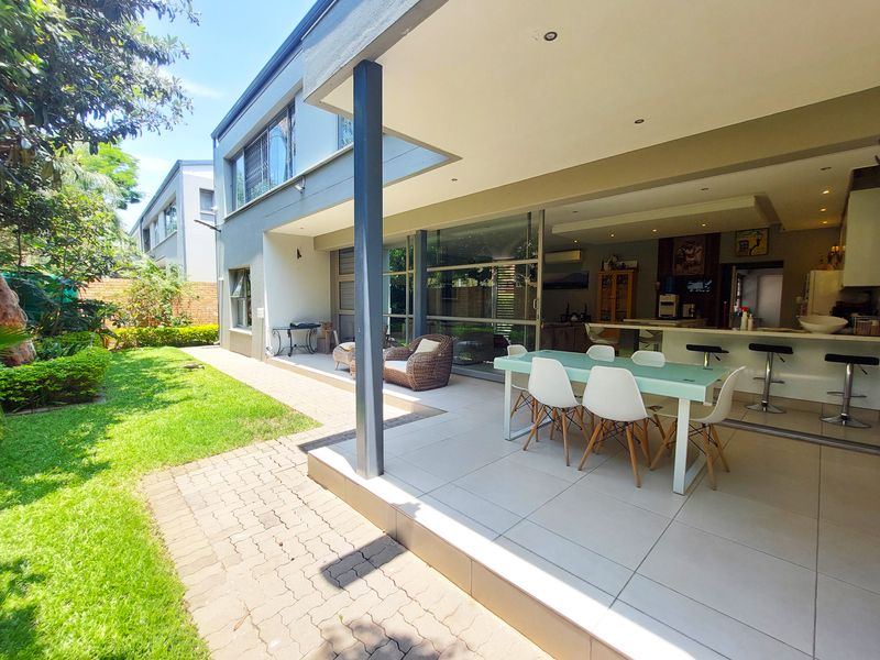 Living life in stunning lock up and go plus flatlet - Photo 4