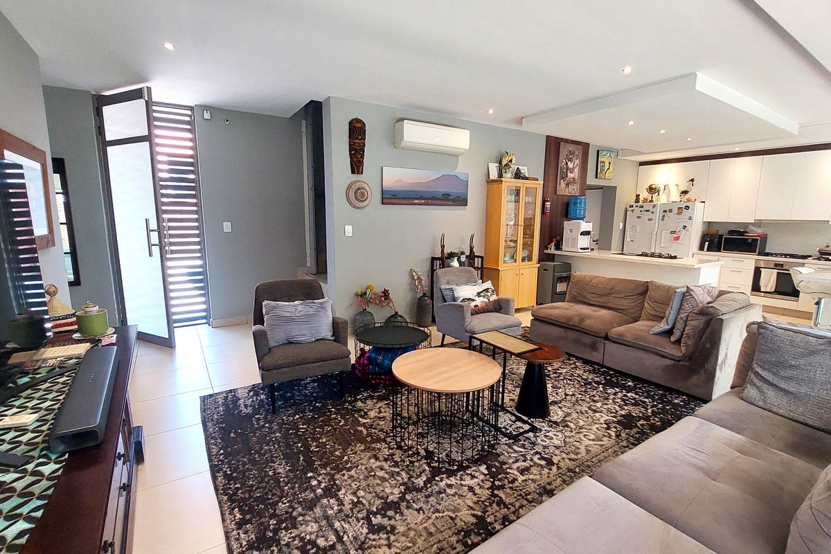 Living life in stunning lock up and go plus flatlet - Photo 2