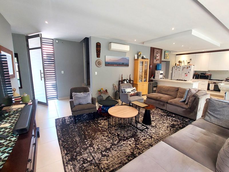 Living life in stunning lock up and go plus flatlet - Photo 2