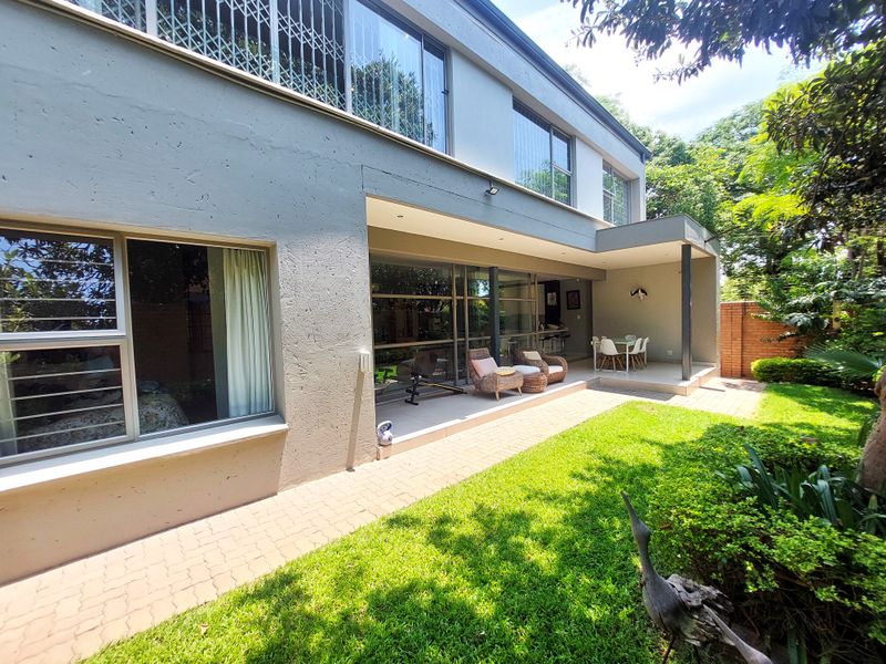 Living life in stunning lock up and go plus flatlet - Photo 10