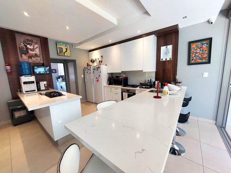 Living life in stunning lock up and go plus flatlet - Photo 9