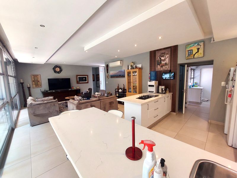 Living life in stunning lock up and go plus flatlet - Photo 7