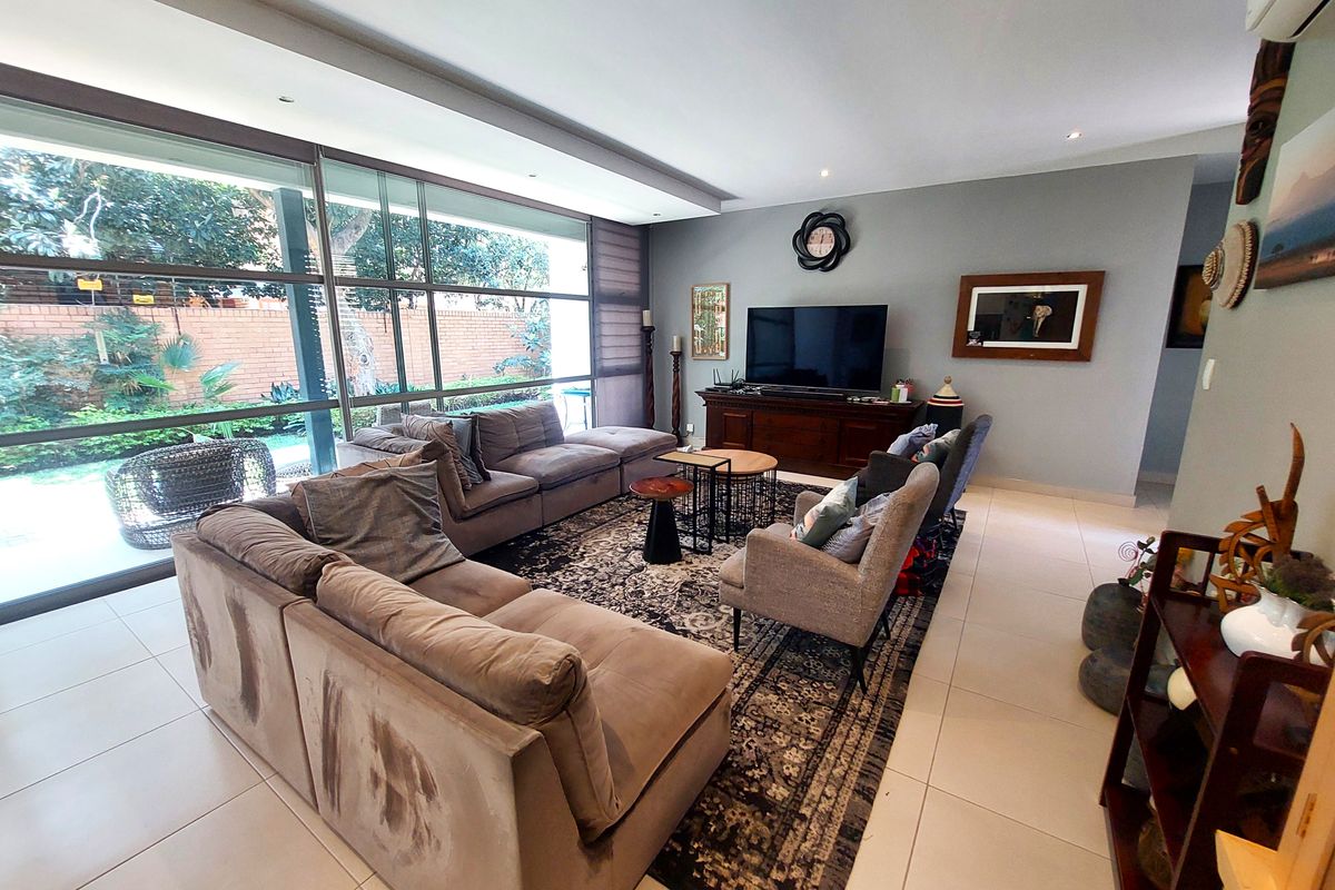 Living life in stunning lock up and go plus flatlet - Photo 3