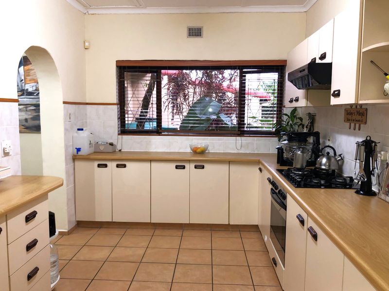 2-Bedroom Townhouse with Full Flatlet, Centrally located - Photo 5