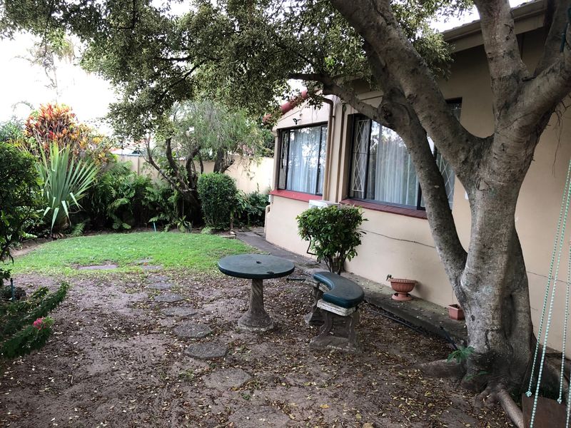 2-Bedroom Townhouse with Full Flatlet, Centrally located - Photo 2