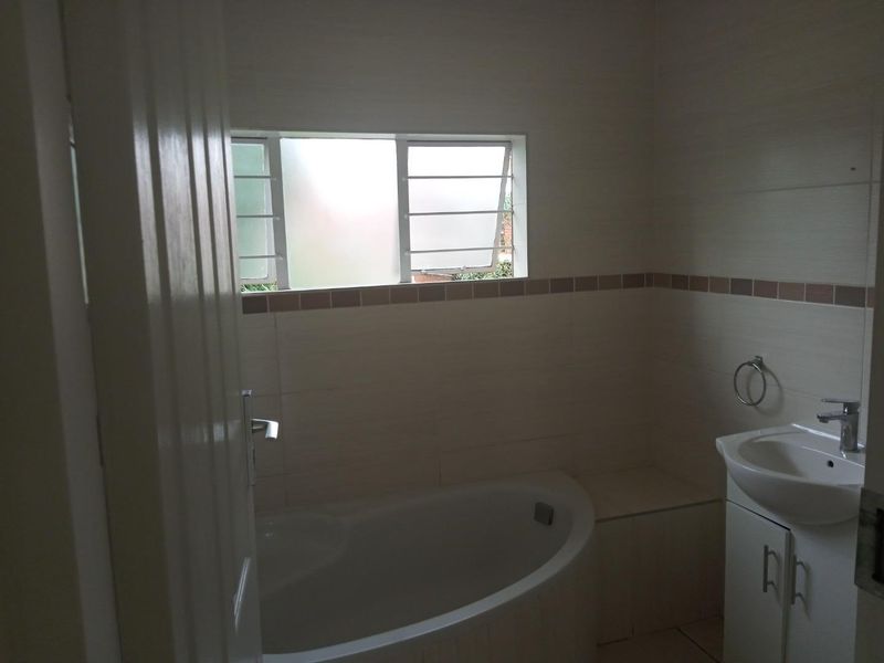 STUNNING DUPLEX TOWNHOUSE - Photo 6